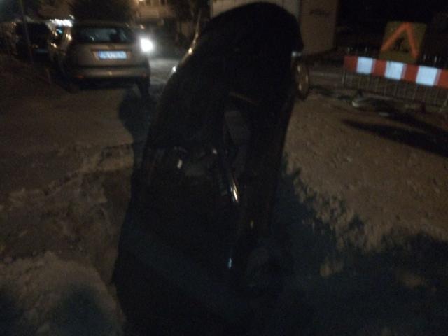 Автомобил падна в трап на ВиК в Пловдив
