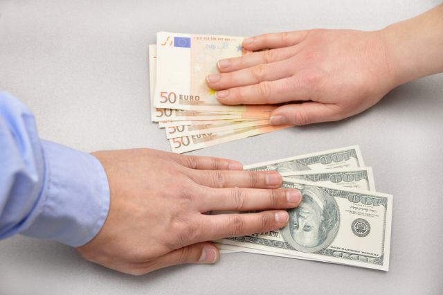 Еврото и паундът умерено се покачват