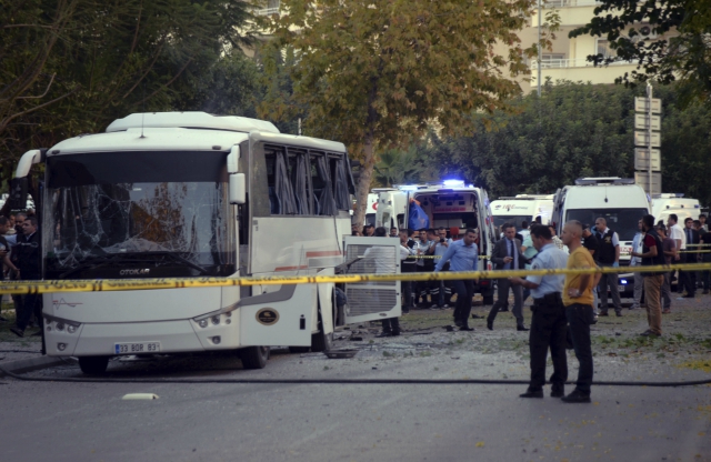 Бомбено нападение срещу турски полицаи