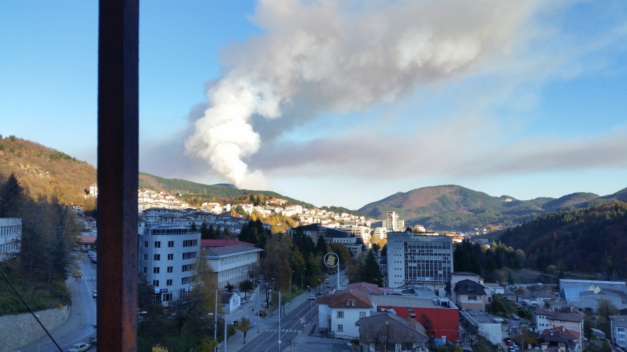Огромен пожар над Смолян, обявиха бедствено положение