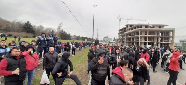  Протестиращи хвърляха яйца и багра в Бояна, почитателите блокираха околовръстния път 