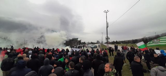 Протестиращи хвърляха яйца и багра в Бояна, почитателите блокираха околовръстния път 