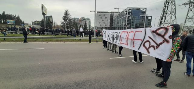  Протестиращи хвърляха яйца и багра в Бояна, почитателите блокираха околовръстния път 
