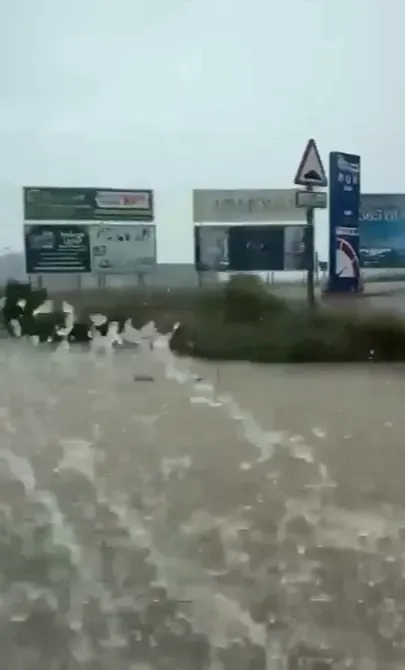 Огромни водни смерчове над испанското крайбрежие (СНИМКИ)