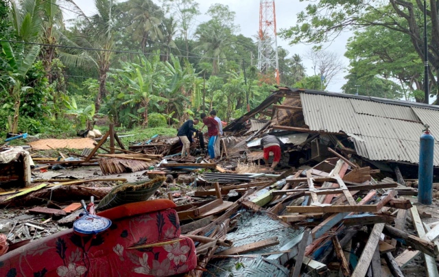 Смъртоносно цунами удари Индонезия (СНИМКИ+ВИДЕО)