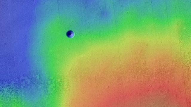 Каква е тази странна дупка на Марс? (СНИМКИ)