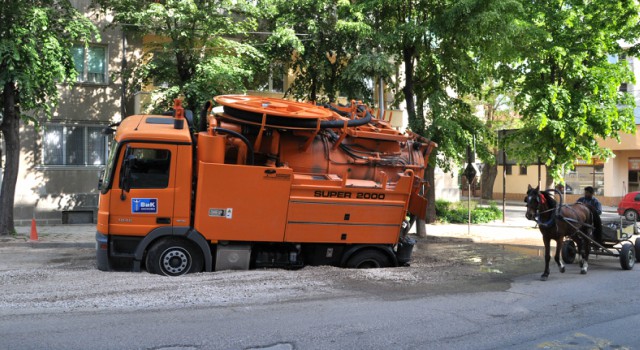 Камион на ВиК падна в собствения си капан (Снимки)