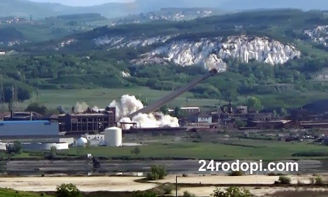 120 кг експлозив сринаха гордостта на цветната ни металургия – комините на ОЦК (Видео)