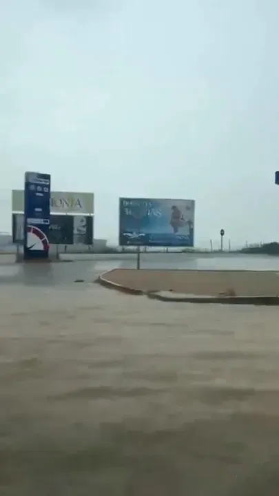 Огромни водни смерчове над испанското крайбрежие (СНИМКИ)