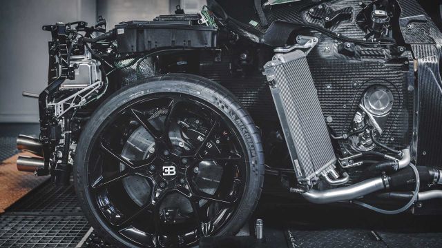 Изкуство на колела: какво се крие под панелите на Bugatti Centodieci?