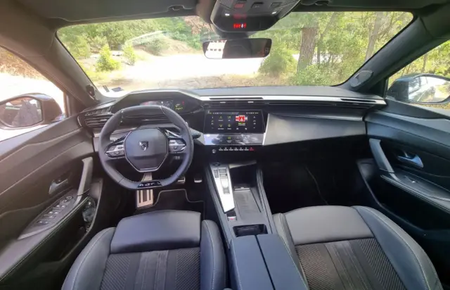 Тествахме новото Peugeot 408. Дизайнът привлича погледи, но достатъчно ли е това и какви са цените у нас?
