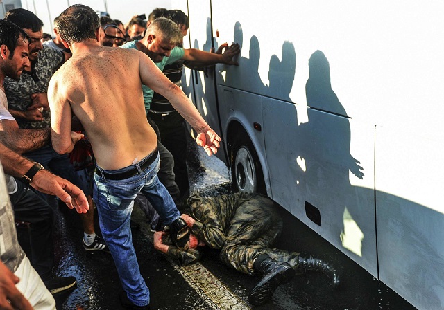 Анкара: Атина е на страната на превратаджиите