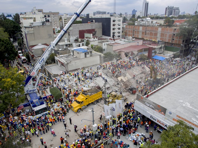 Мексико се възстановява трудно след 7.1 по Рихтер (СНИМКИ)