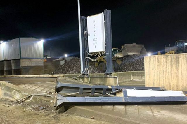  Съкратен служащ устрои разгром в испанската фабрика на Mercedes-Benz 