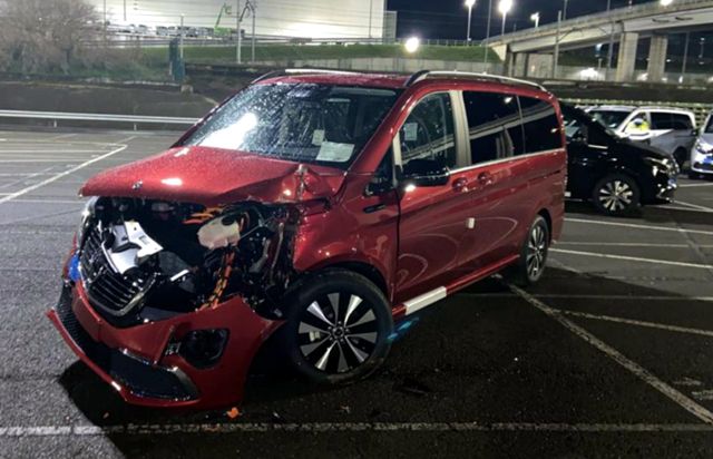  Съкратен служащ устрои разгром в испанската фабрика на Mercedes-Benz 