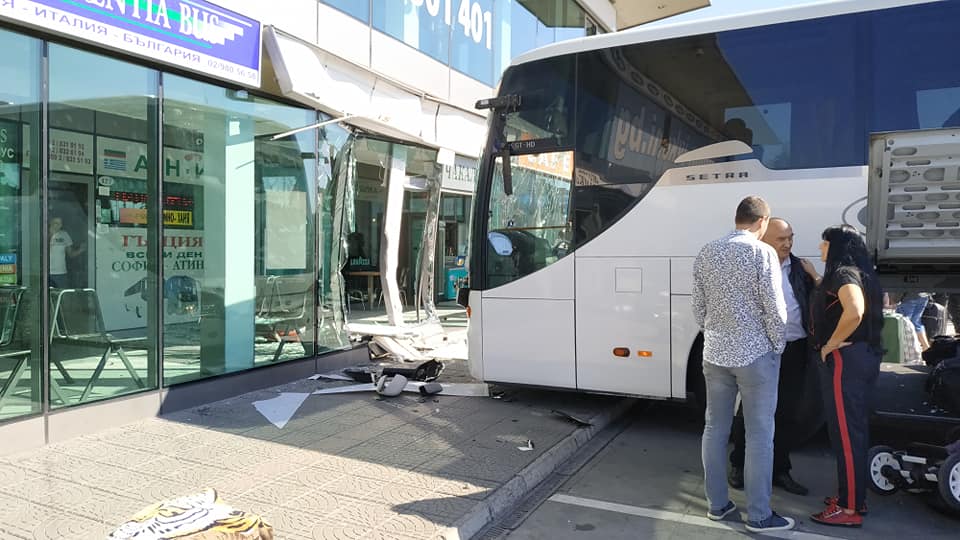 Автобус се вряза в автогара в София (СНИМКИ)