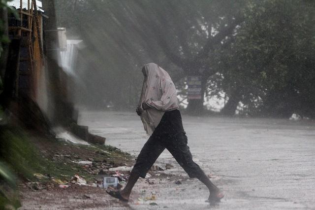Проливни дъждове потопиха Индия и Бангладеш преди връхлитането на суперциклона (СНИМКИ)