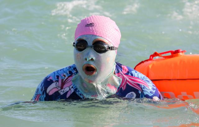  Защо китайките вървят на плаж изцяло облечени? 