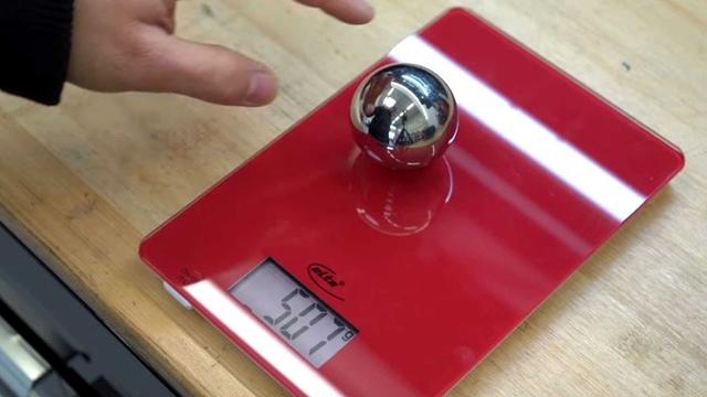  Volkswagen Golf против Tesla Cybertruck: Кой има по-здрави стъкла? (ВИДЕО) 