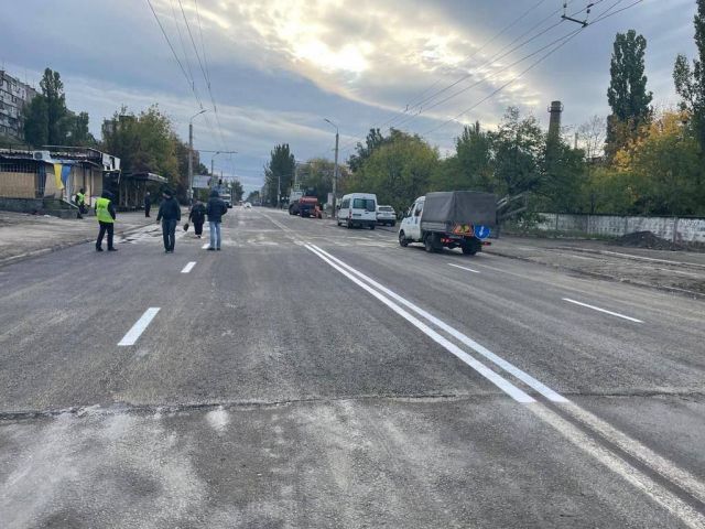 В Днипро за денонощие ремонтираха път, ударен от руската бомбардировка