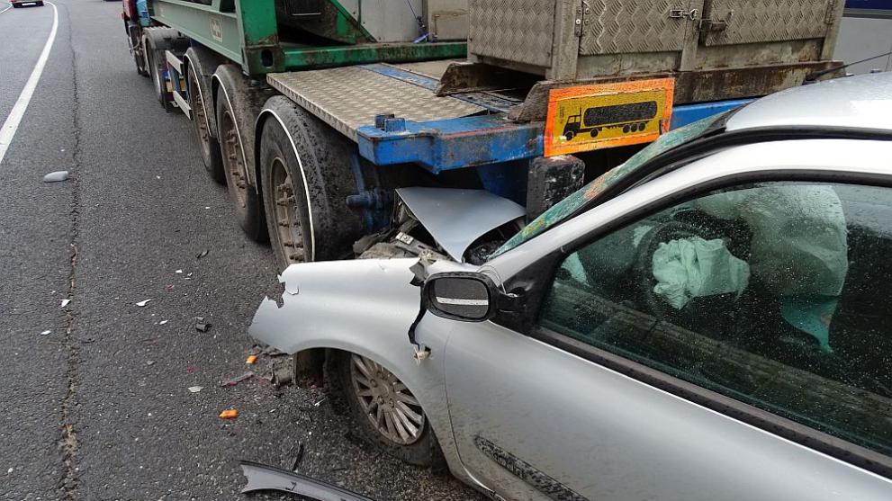 Кола се заби в паркирана цистерна на Е-79, жена е в тежко състояние (СНИМКИ)