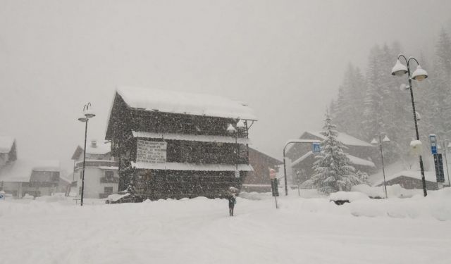 Обилен снеговалеж изненада южноевропейска страна (СНИМКИ)