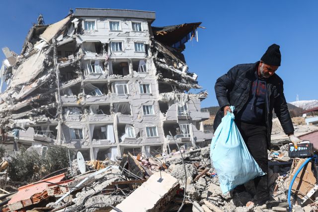 Спасителите все още намират живи хора под руините в Сирия и Турция