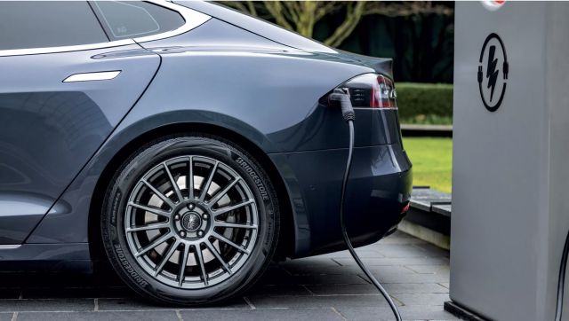 Bridgestone показа специални гуми за Tesla и Ford