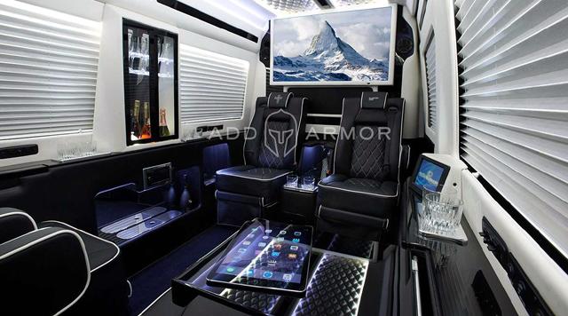  Превърнаха Mercedes-Benz Sprinter в мобилна паник стая 
