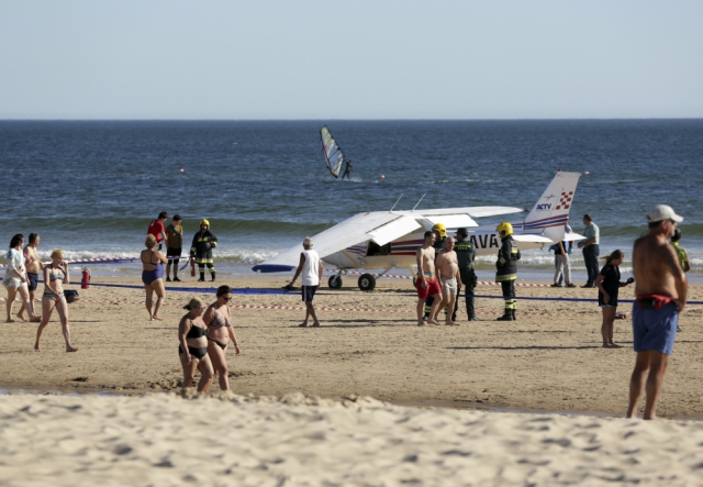 Самолет кацна аварийно на оживен плаж, има жертви