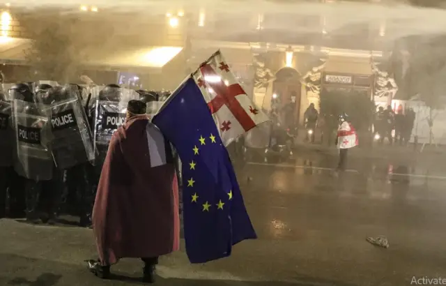 14 служители на реда са ранени вследствие на безредиците в Тбилиси, а един е с заплаха за живота (НА ЖИВО)