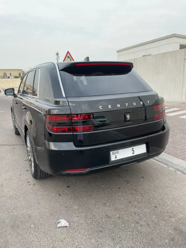 Японският императорски SUV Century предлага различен поглед върху лукса