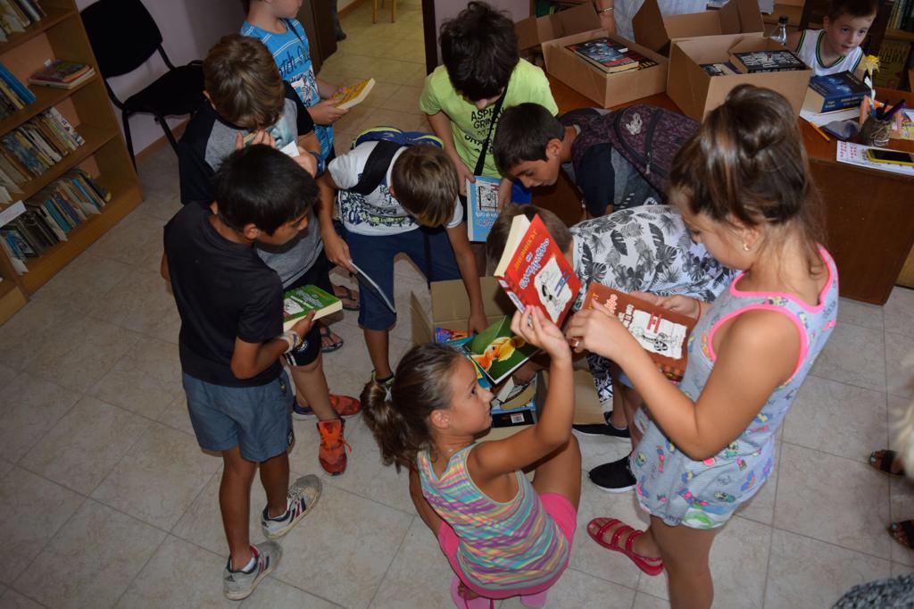 Доброволческа акция на фондация „Лукойл“ събра близо 400 книги
