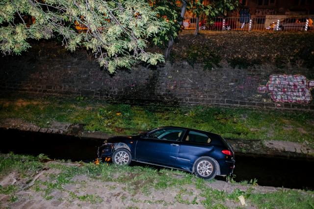 Мистериозно среднощно меле в София, кола се озова в Перловската река (СНИМКИ)