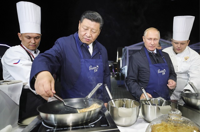 Путин и Си скрепиха дружбата на по чашка (ВИДЕО+СНИМКИ)