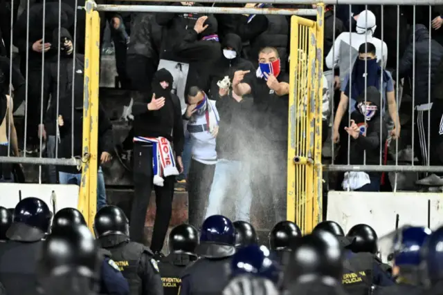 Ултраси на Хайдук нахлуха на терена и опитаха да линчуват футболистите на Динамо (Загреб) (ВИДЕО)