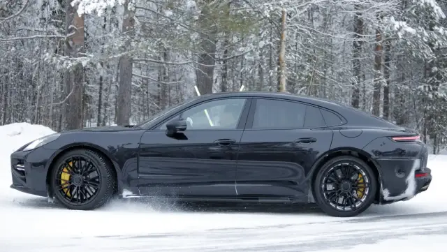 Снимаха новата наточена Panamera без почти никакъв камуфлаж