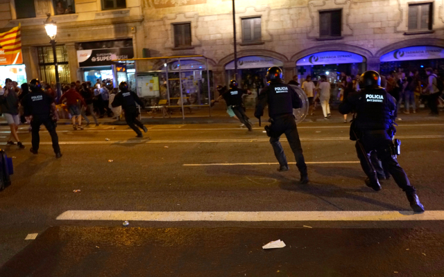 Сблъсъци между демонстранти и полицаи в Барселона