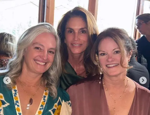  Синди Крауфорд разгласява рядка СНИМКА със сестрите си 