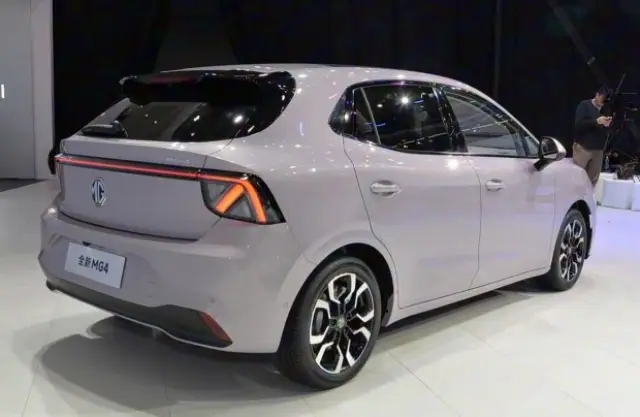 MG стартира продажбите на първия в света електрически автомобил с твърдотелна батерия