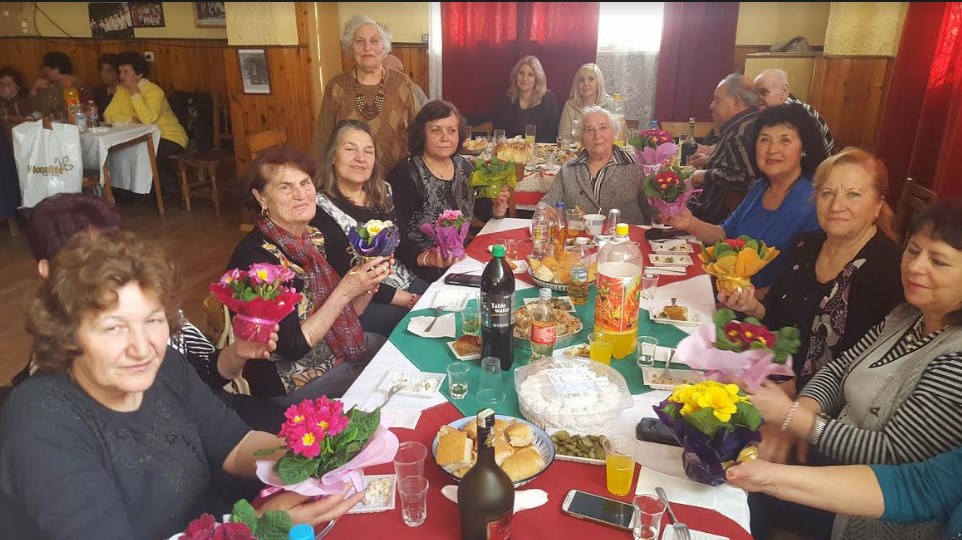 Пенсионери във Велинград празнуват 8-ми март