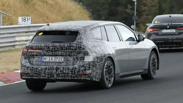 Новата "тройка" комби на BMW е почти готова