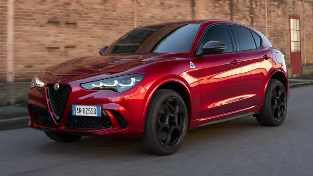 Alfa Romeo резервира най-наточените модели с бензинови двигатели