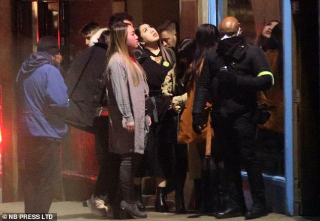  Пълно безхаберие: Млади британци пълнят питейните заведения, в кръчмите няма места 