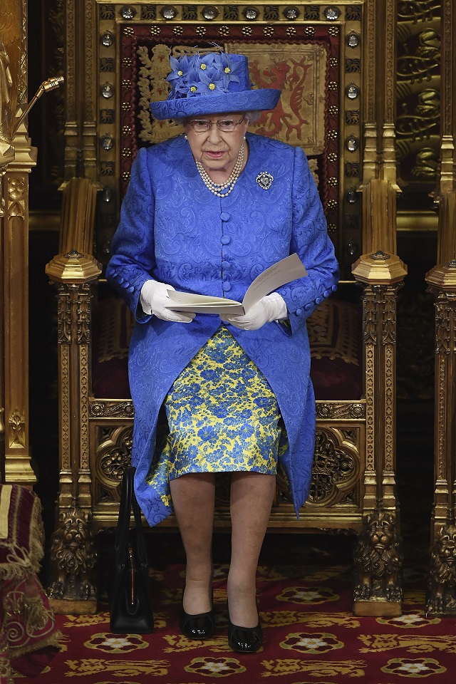 Кралицата: Приоритетът на правителството е успешен Брекзит (СНИМКИ)