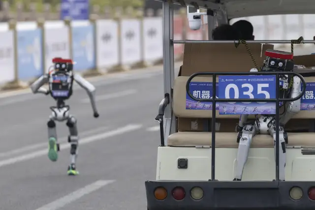 Робот надбяга всички хора на полумаратона в Пекин и би световния рекорд (СНИМКИ)