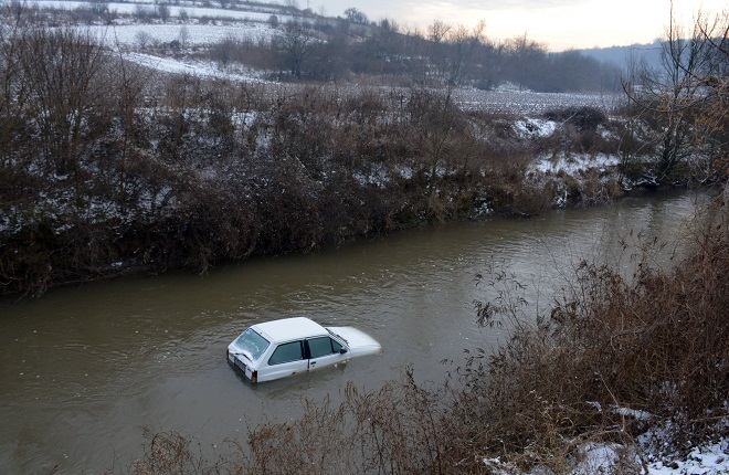 Кола падна в река Русенски Лом (Снимки)