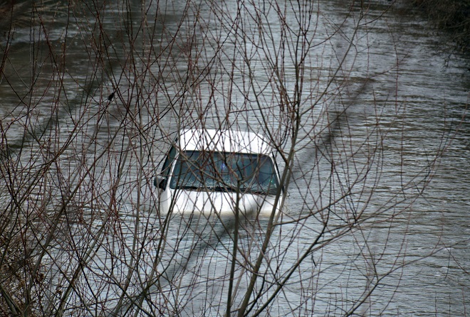 Кола падна в река Русенски Лом (Снимки)