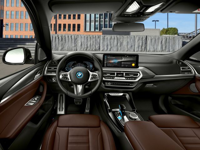 BMW представи новото iX3 година след премиерата на старото