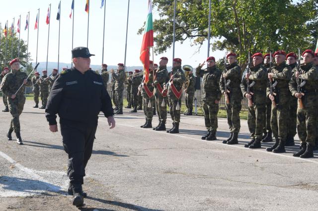  Каракачанов: Провежда се най-мащабното обучение на армията ни от 20 години (СНИМКИ) 